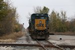 CSX 4006 & 4072 sit just south of the diamond as Q642 approaches from the south